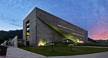 la imagen muestra el Centro de Arte, Arquitectura y Diseño Roberto Garza Sada en Monterrey, Mexico